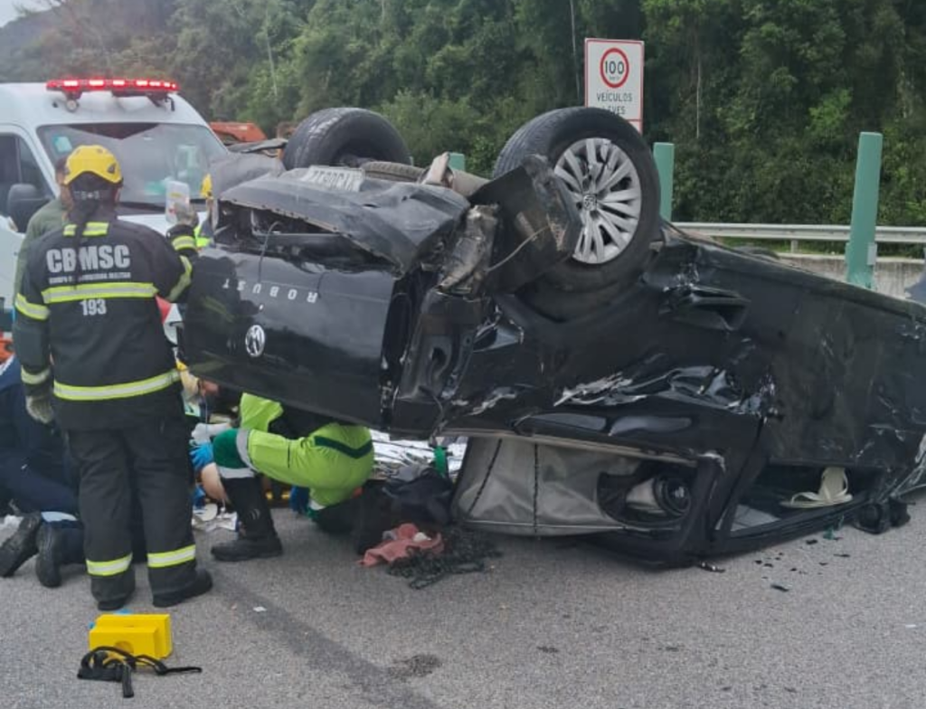 Carro capota após colisão com caminhão na BR-101, em São José - Foto: Divulgação/CBMSC