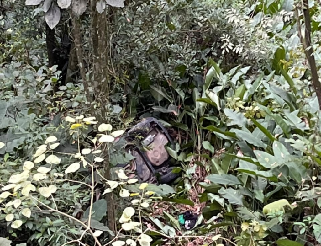 Carro capota e cai em ribanceira de 40 metros em Urussanga - Foto: Divulgação/CBMSC