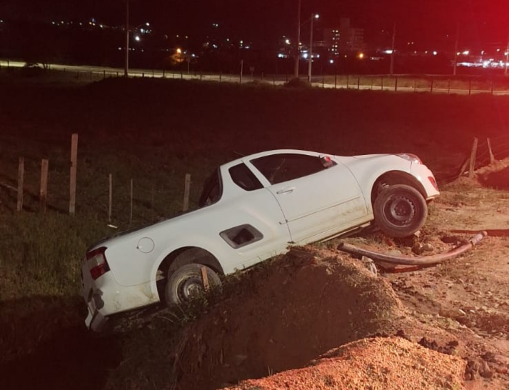 Carro sai da pista e para em barranco próximo a riacho em Braço do Norte - Foto: Divulgação/CBMSC