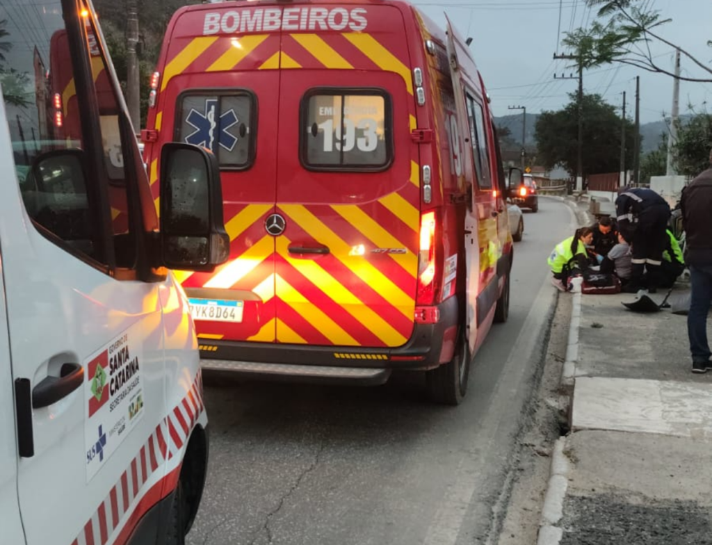 Colisão entre carro e moto deixa mulher ferida em Santo Amaro da Imperatriz - Foto: Divulgação/CBMSC