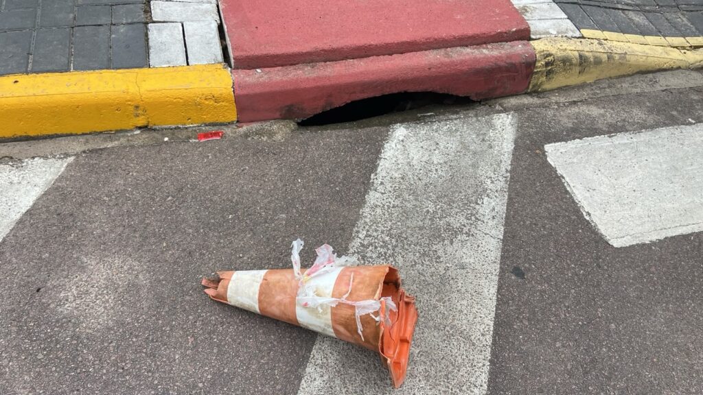 Cone de trânsito e entulhos são encontrados em bueiro de Tubarão - Foto: Divulgação/PMT