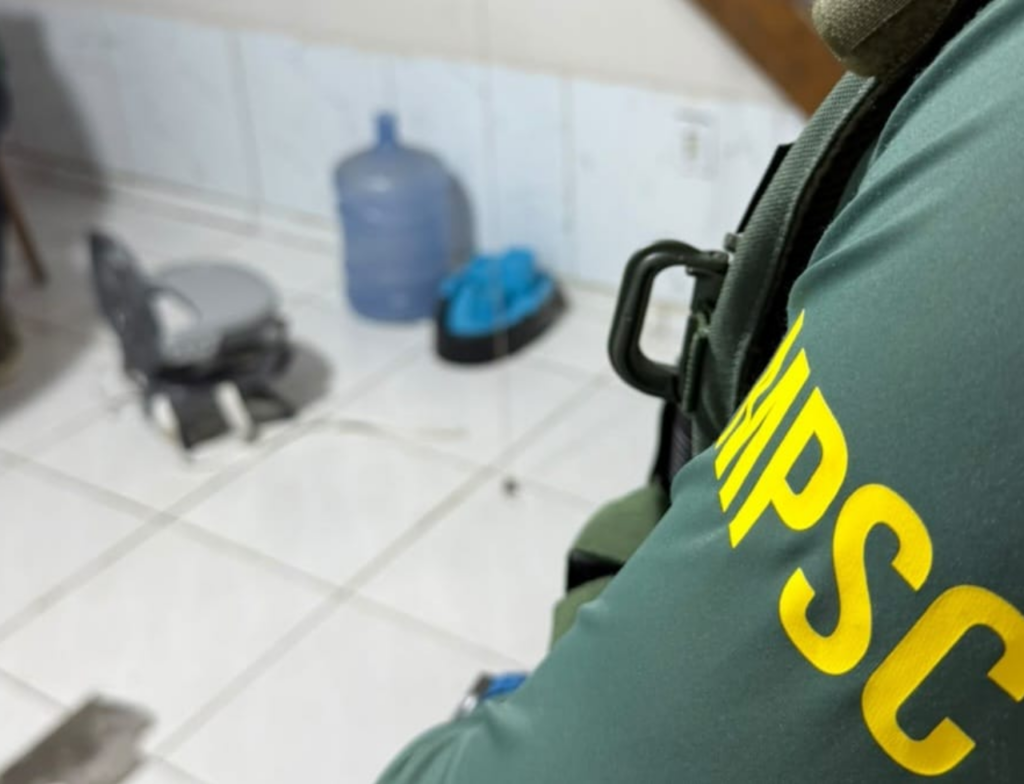 GAECO apreende eletrônicos em investigação de abuso sexual infantil em Florianópolis - Foto: Divulgação/MPSC