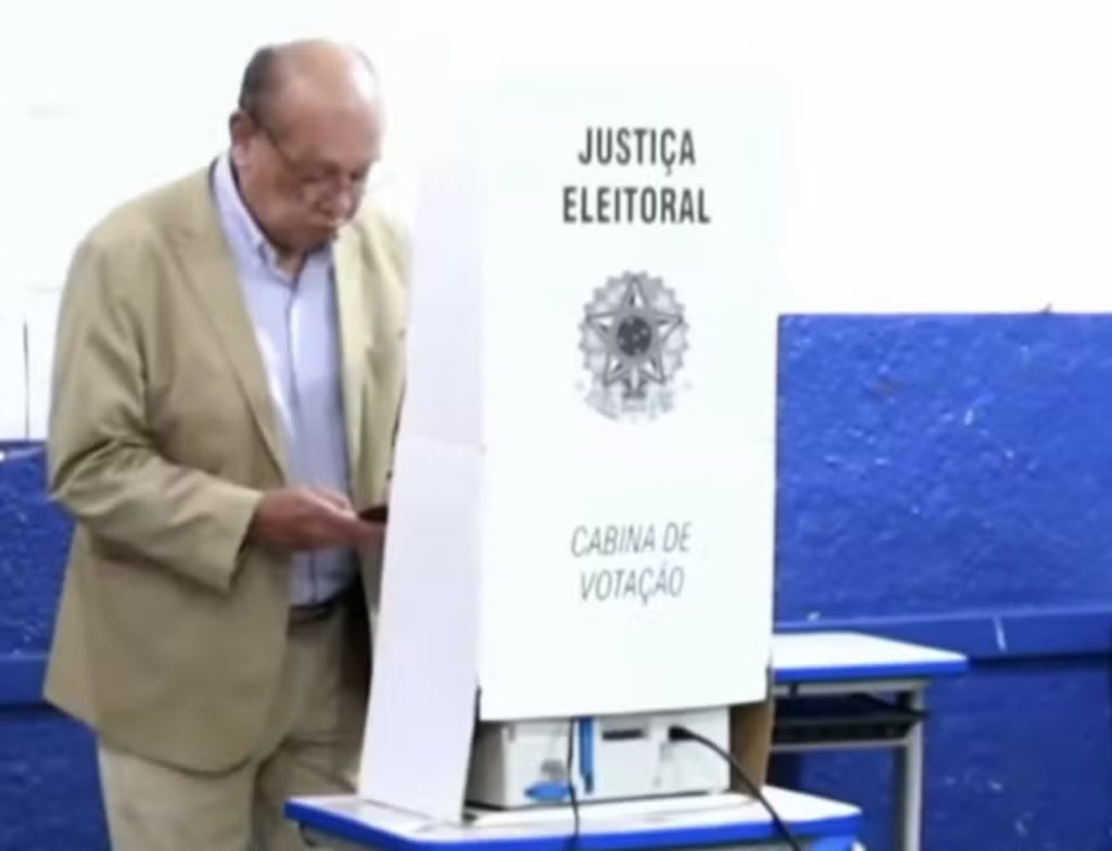 Gilmar Mendes é filmado com celular dentro da cabine de votação - Foto: Reprodução