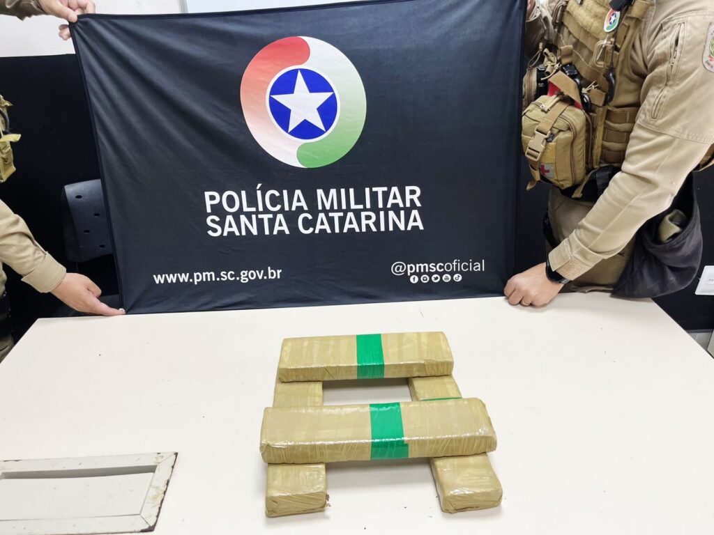 Homem é preso com mais de 3 kg de maconha após fuga em Florianópolis - Foto: Divulgação/PMSC
