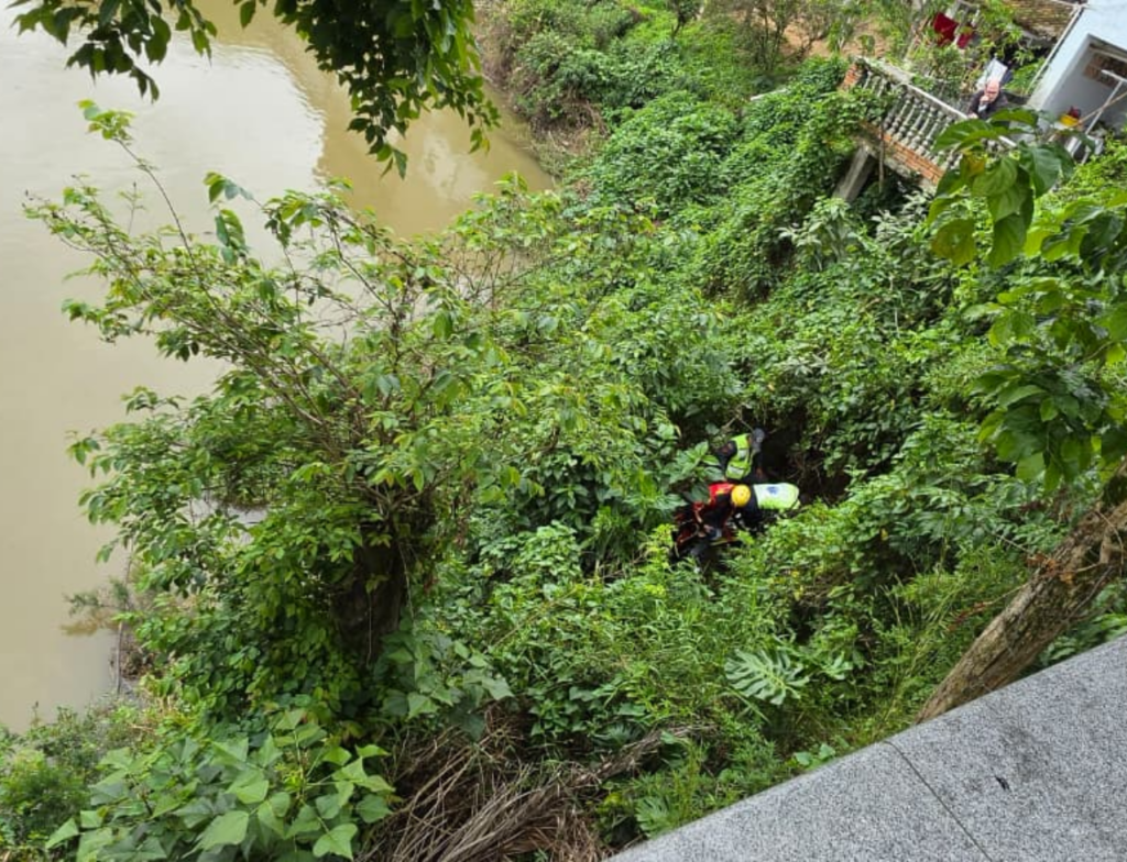 Idosa cai em ribanceira de 3 metros ao colher limões em Braço do Norte - Foto: Divulgação/CBMSC