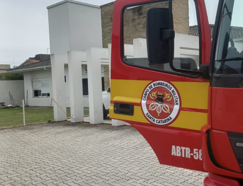 Incêndio assusta moradores e mobiliza Bombeiros em Araranguá - Foto: Divulgação/CBMSC