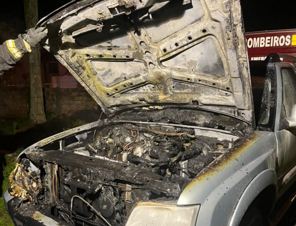 Incêndio atinge caminhonete durante a madrugada em Araranguá - Foto: Divulgação/CBMSC