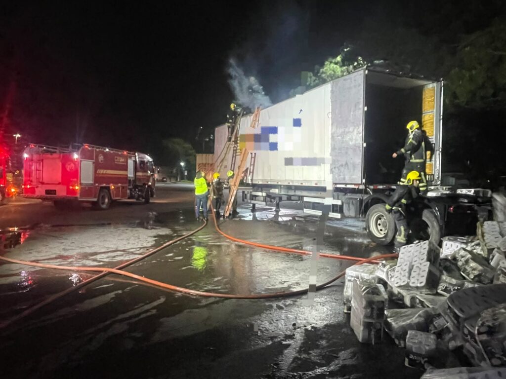 Incêndio atinge carreta de papel higiênico na BR-101 em SC - Foto: Divulgação/CBMSC