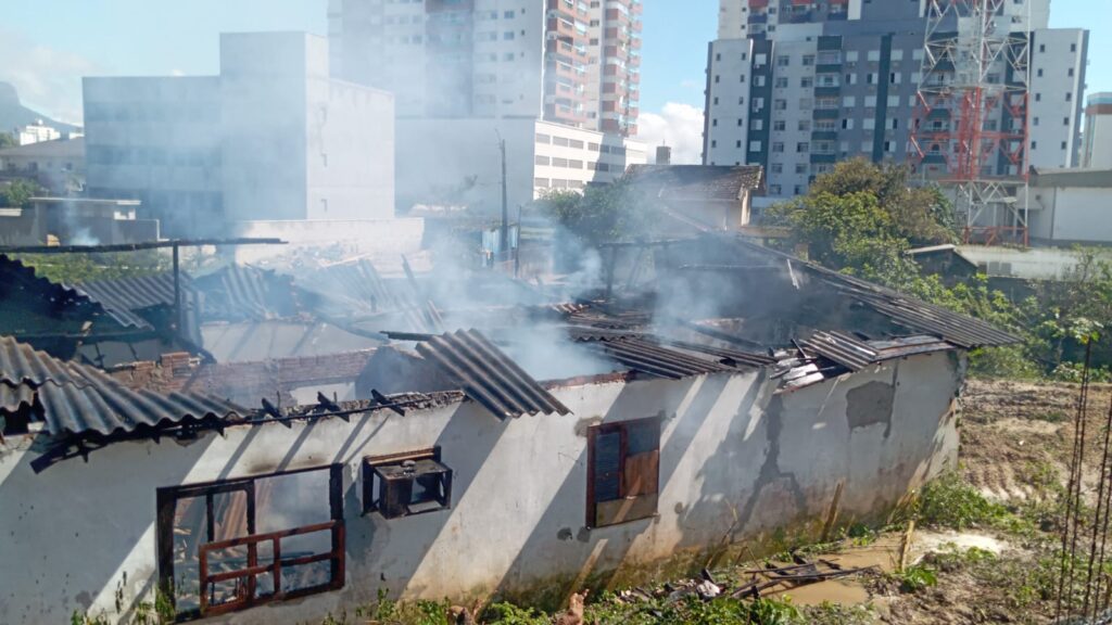 Incêndio atinge casa abandonada no Centro de Palhoça - Foto: Divulgação/CBMSC
