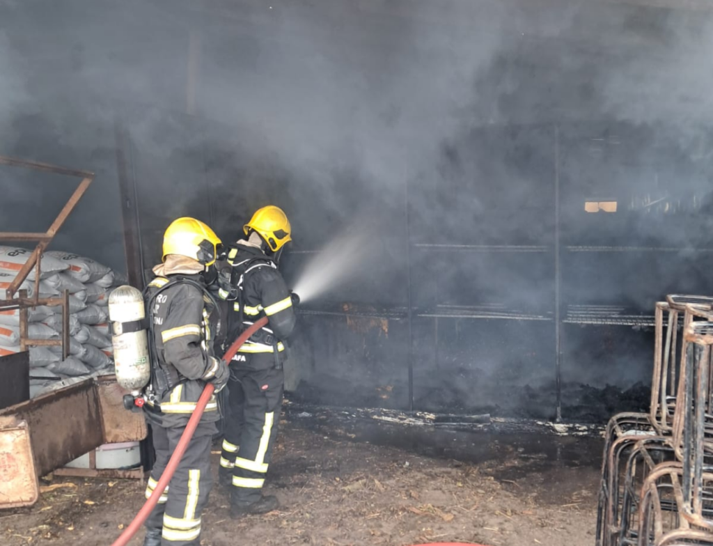 Incêndio atinge estufa de fumo em Araranguá e mobiliza bombeiros - Foto: Divulgação/CBMSC