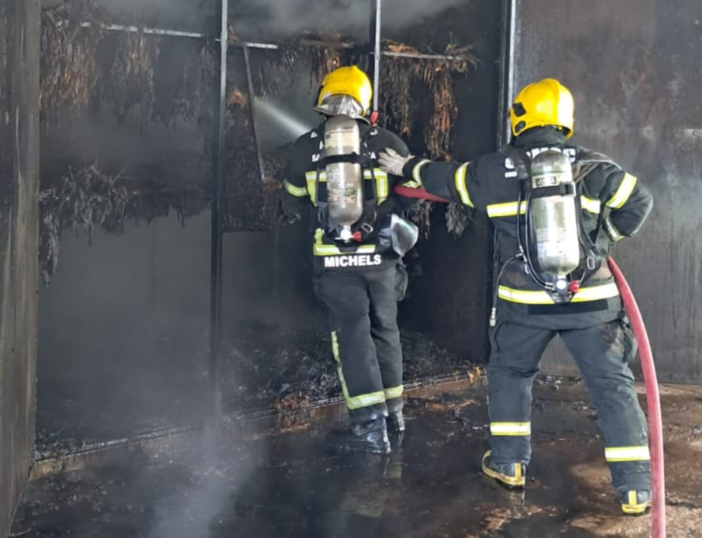 Incêndio atinge estufa de fumo em Forquilhinha durante a madrugada - Foto: Divulgação/CBMSC