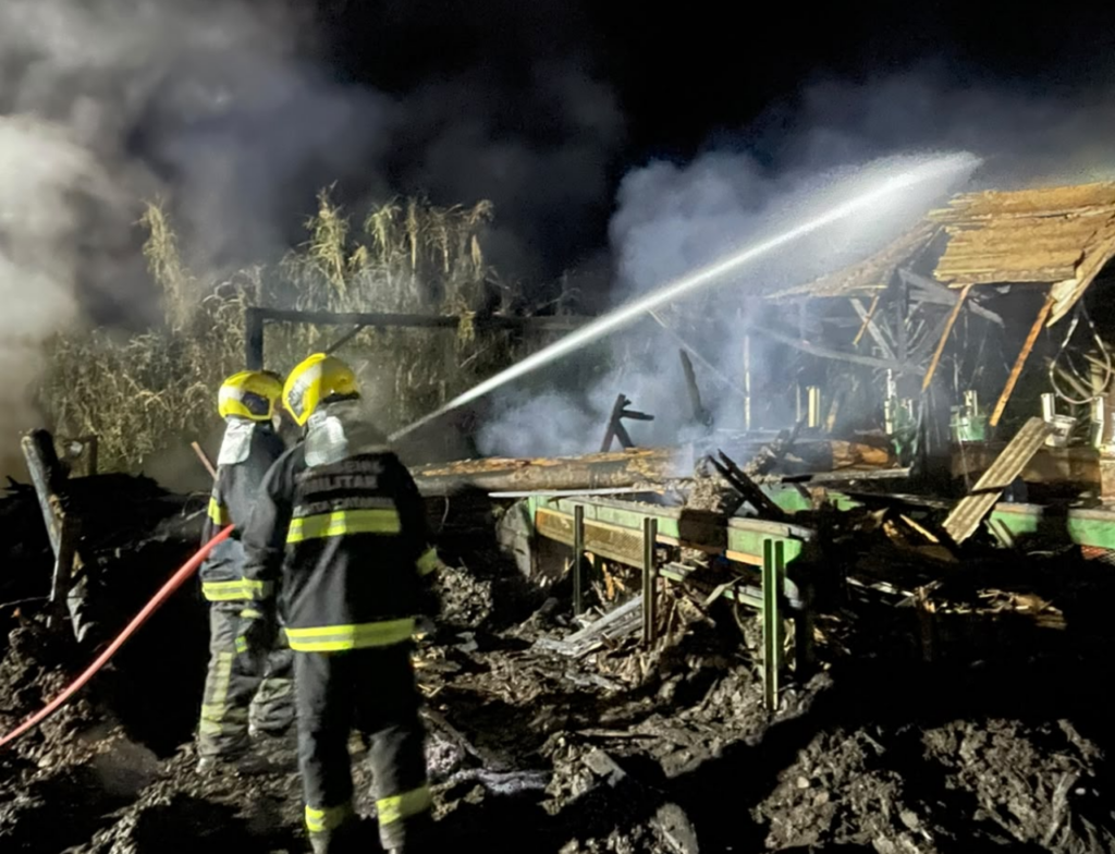 Incêndio atinge madeireira em Praia Grande e destrói casa de máquinas - Foto: Divulgação/CBMSC