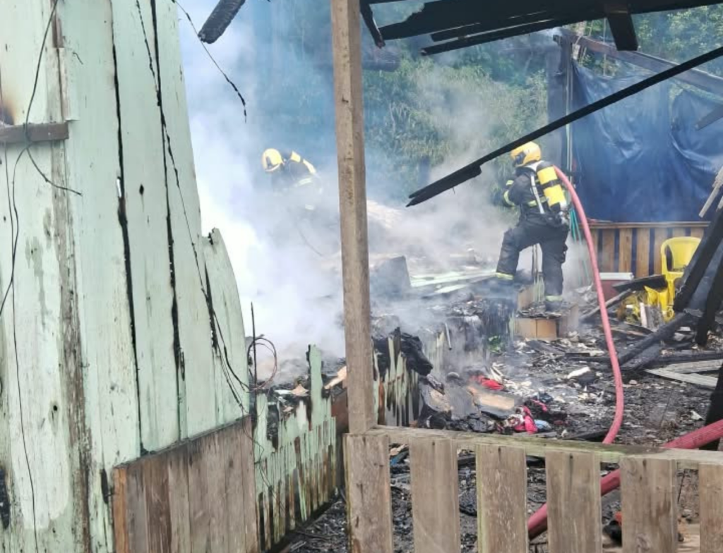 Incêndio destrói casa de madeira e assusta moradores em São José - Foto: Divulgação/CBMSC