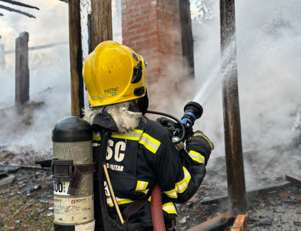 Incêndio destrói casa em Imaruí e mobiliza bombeiros por volta das 5h - Foto: Divulgação/CBMSC