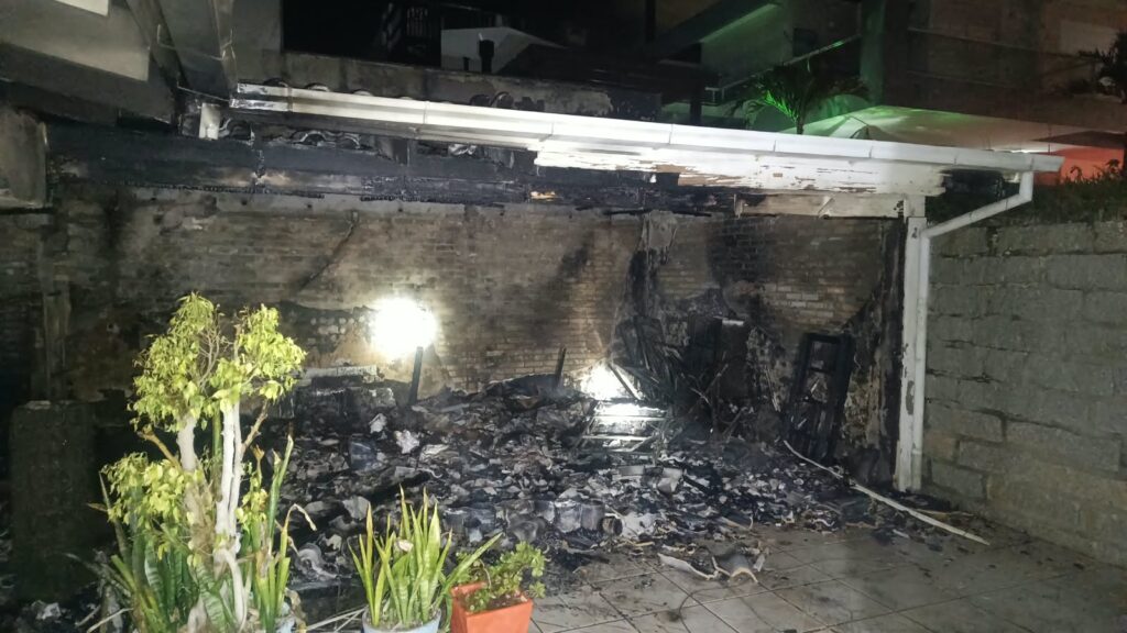 Incêndio destrói depósito de residência em Garopaba durante a madrugada - Foto: Divulgação/CBMSC