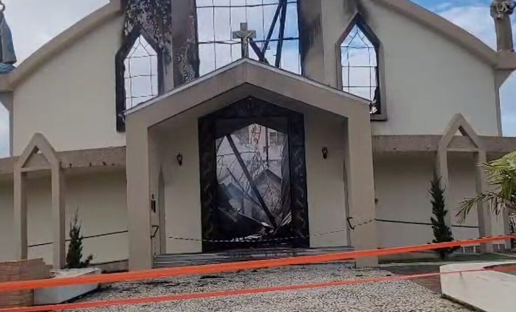 Incêndio destrói igreja em SC; padre esclarece o que se sabe sobre o caso - Foto: Divulgação/Rádio Cidade Em Dia
