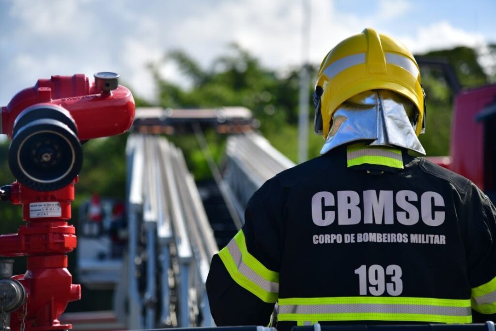 Incêndio destrói parte de casa abandonada no Centro de Palhoça - Foto: Divulgação/CBMSC
