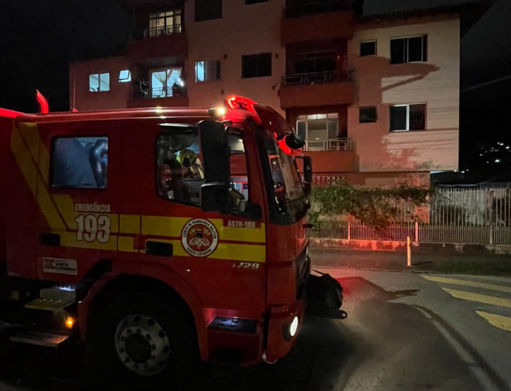 Incêndio em apartamento em Florianópolis mobiliza bombeiros e termina com resgate de cão - Foto: Divulgação/CBMSC