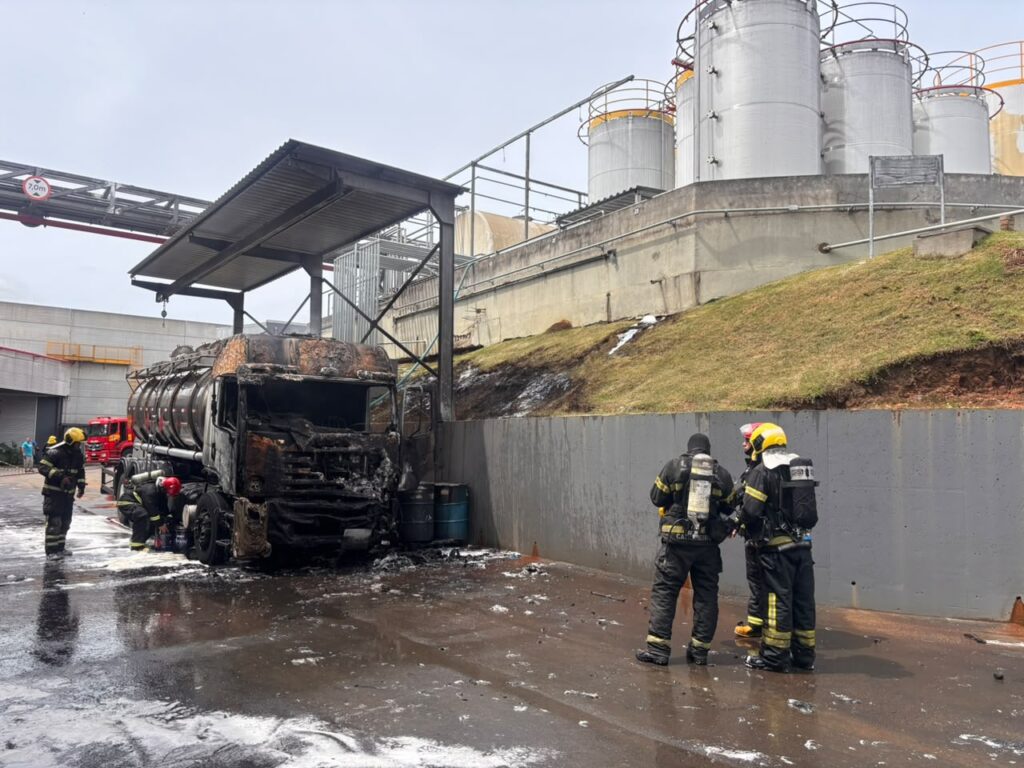 Incêndio em caminhão-tanque deixa funcionário ferido em Criciúma - Foto: Divulgação/CBMSC