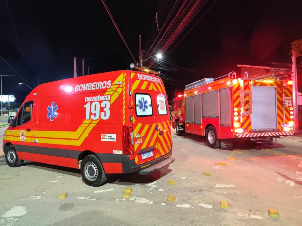 Incêndio mobiliza 18 bombeiros e deixa vítima ferida em Florianópolis - Foto: Divulgação/CBMSC