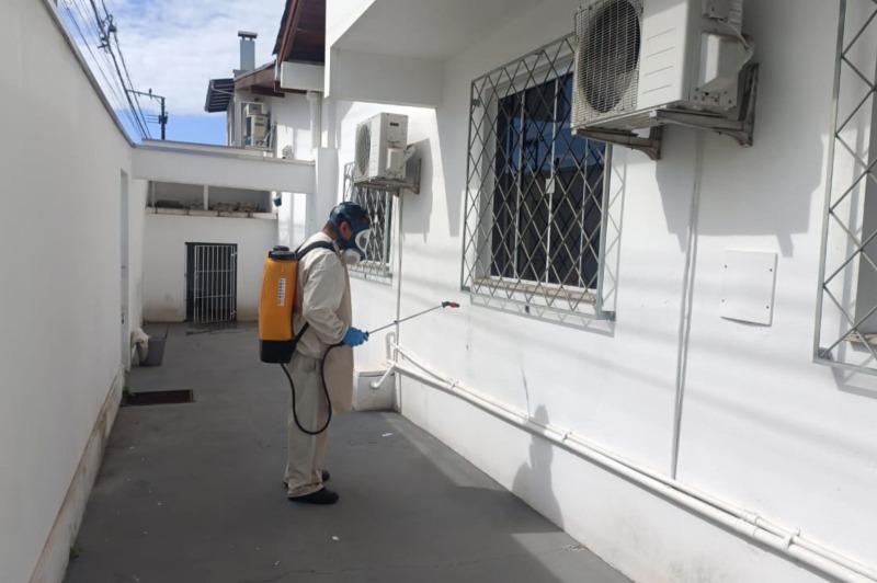 Itajaí aplica inseticida em 35 UBS para combater o mosquito da dengue - Foto: Divulgação/Prefeitura de Itajaí