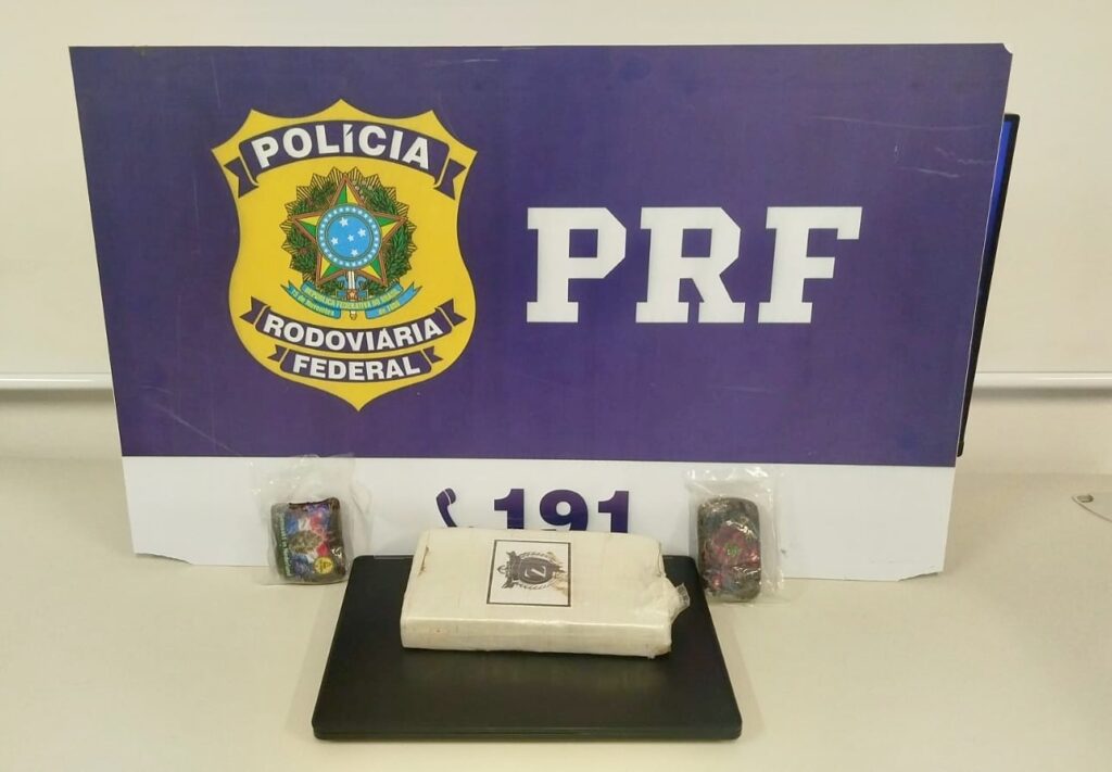 Motorista é flagrado com cocaína e haxixe presos ao corpo em SC - Foto: Divulgação/PRF