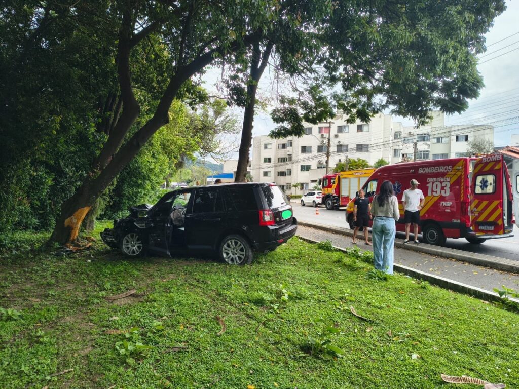 Motorista fica ferido após veículo bater contra árvore em Tubarão - Foto: Divulgação/CBMSC