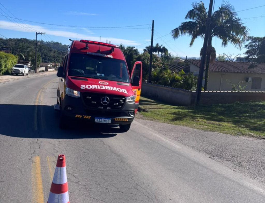 Mulher de 59 anos cai de triciclo elétrico após passar por buraco em Lauro Müller - Foto: Divulgação/CBMSC