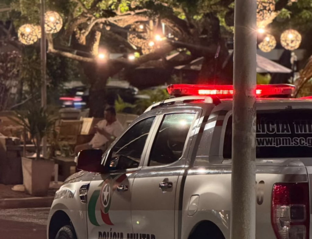 Mulher é presa após agressão e descumprimento de medida protetiva em Florianópolis - Foto: Divulgação/PMSC