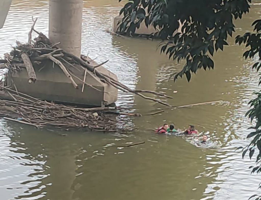 Mulher é resgatada após cair no Rio Tubarão - Foto: Divulgação/CBMSC