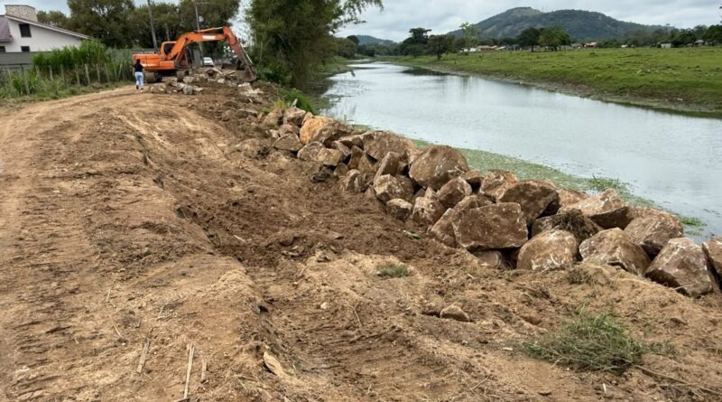 Obra busca evitar deslizamentos e garantir segurança em rua de Tubarão - Foto: Divulgação/PMT