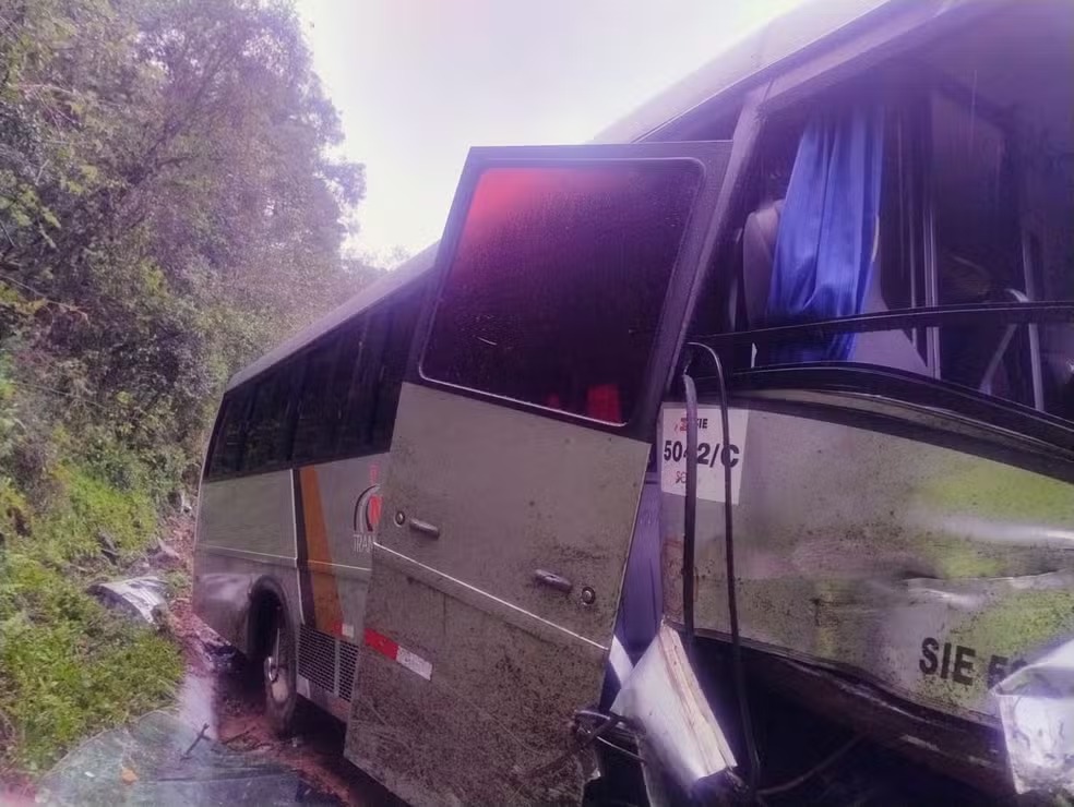 Ônibus com 22 crianças bate em barranco após caminhão invadir pista em SC - Foto: Divulgação/PMRv