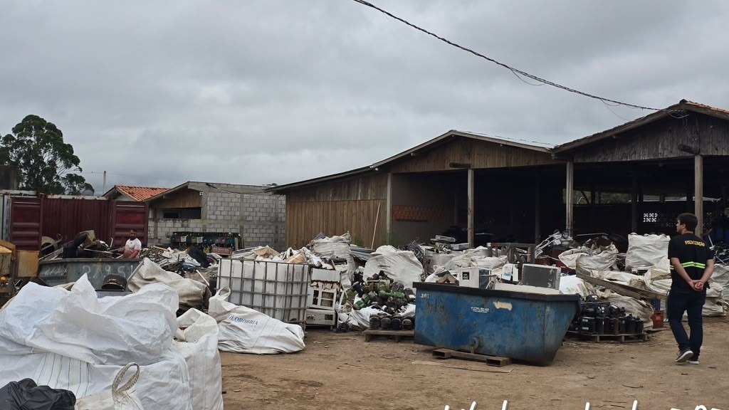 Operação em Imbituba mira sucatas suspeitas de comprar fios furtados - Foto: Divulgação/Prefeitura de Imbituba