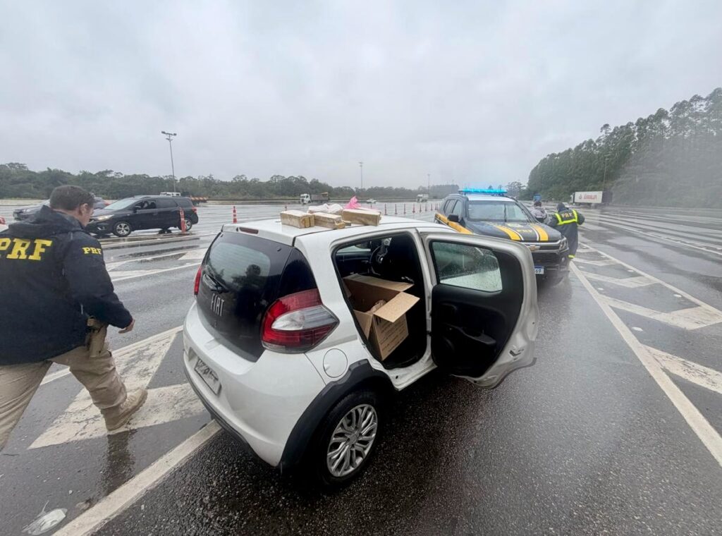 PRF apreende mais de 15 kg de drogas em carro de aplicativo em SC - Foto: Divulgação/PRF