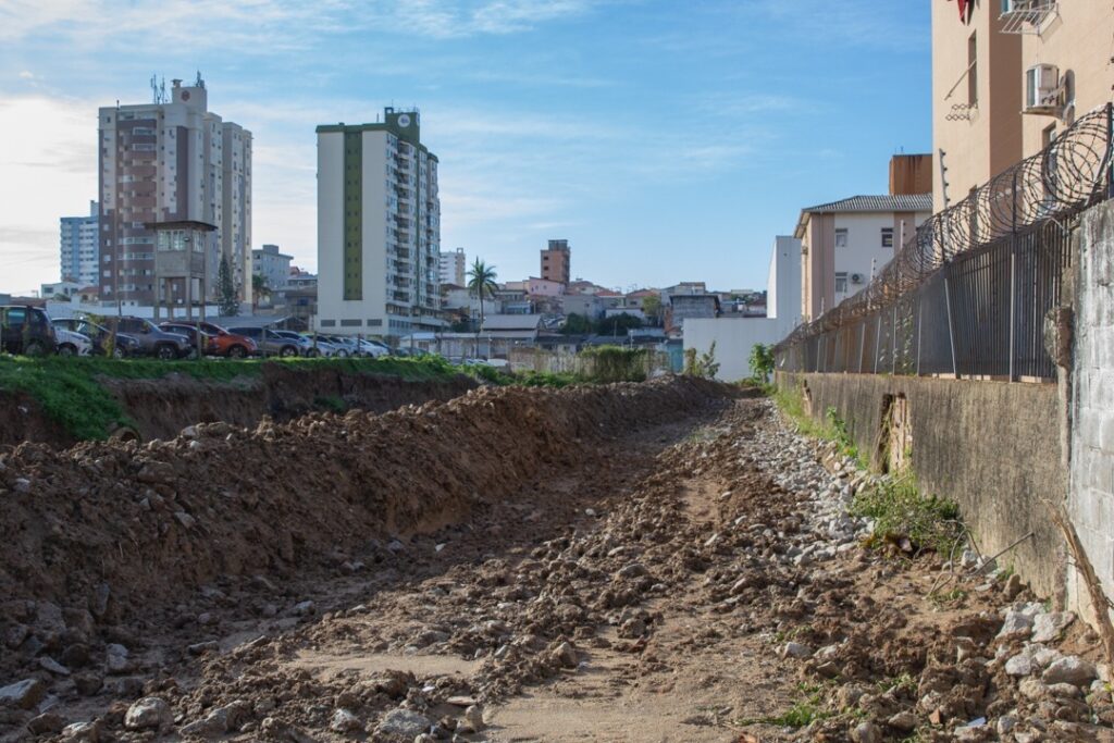 São José inicia obra no Rio Araújo para reduzir risco de alagamentos - Foto: Divulgação/PMSJ