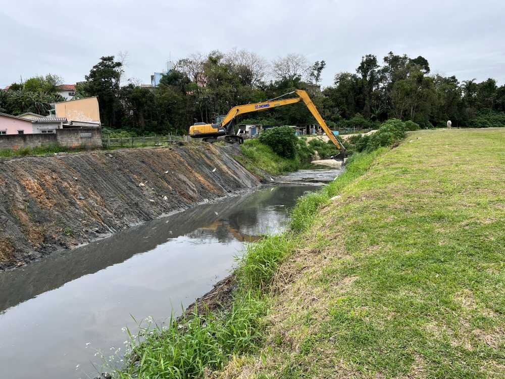 São José intensifica limpeza de rios para reduzir risco de alagamentos - Foto: Divulgação/PMSJ