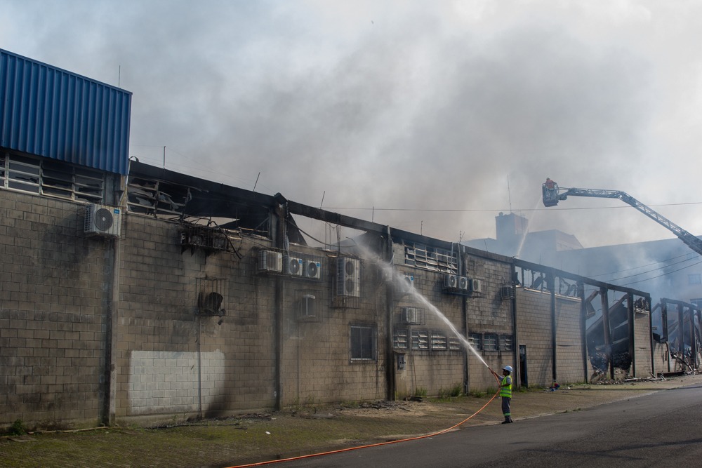 São José reforça operação contra incêndio com máquinas e caminhões-pipa - Foto: Divulgação/PMSJ