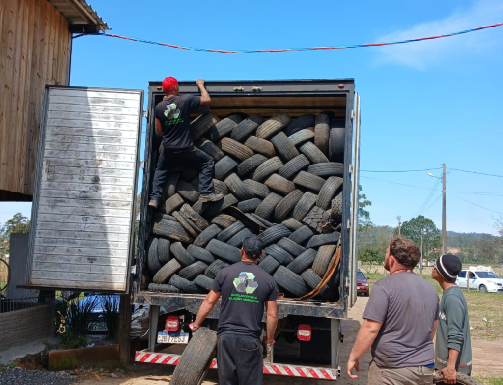 Sombrio recolhe mais de 500 pneus em ação contra a dengue - Foto: Divulgação/Prefeitura de Sombrio
