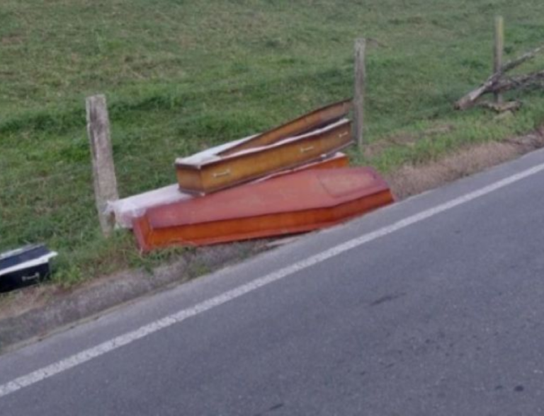 Três caixões são encontrados queimados às margens de rodovia em Armazém