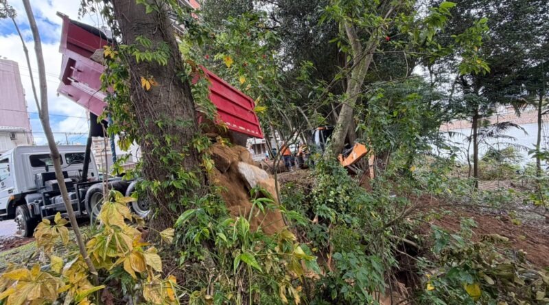 Tubarão faz reparos após tubulações cederem nas margens do rio - Foto: Divulgação/PMT