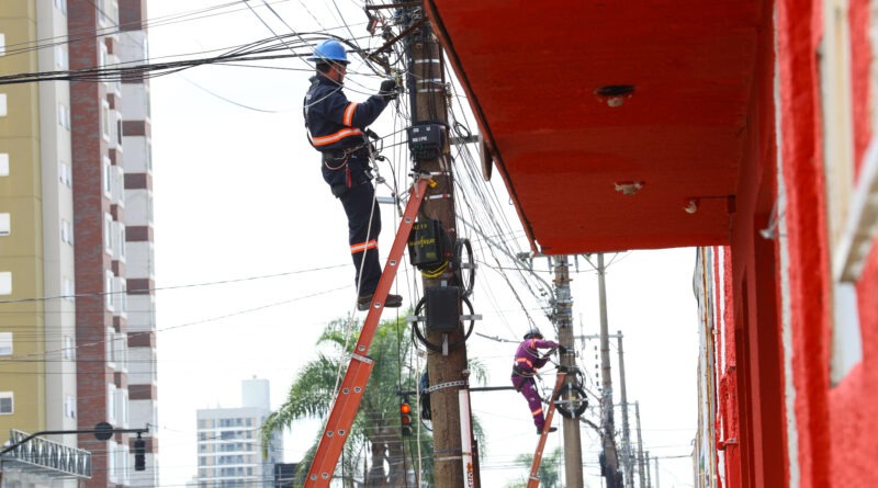 Tubarão retira mais de 106 quilômetros de fios obsoletos em 2026 - Foto: Vinicius Duarte/Gecom/PMT