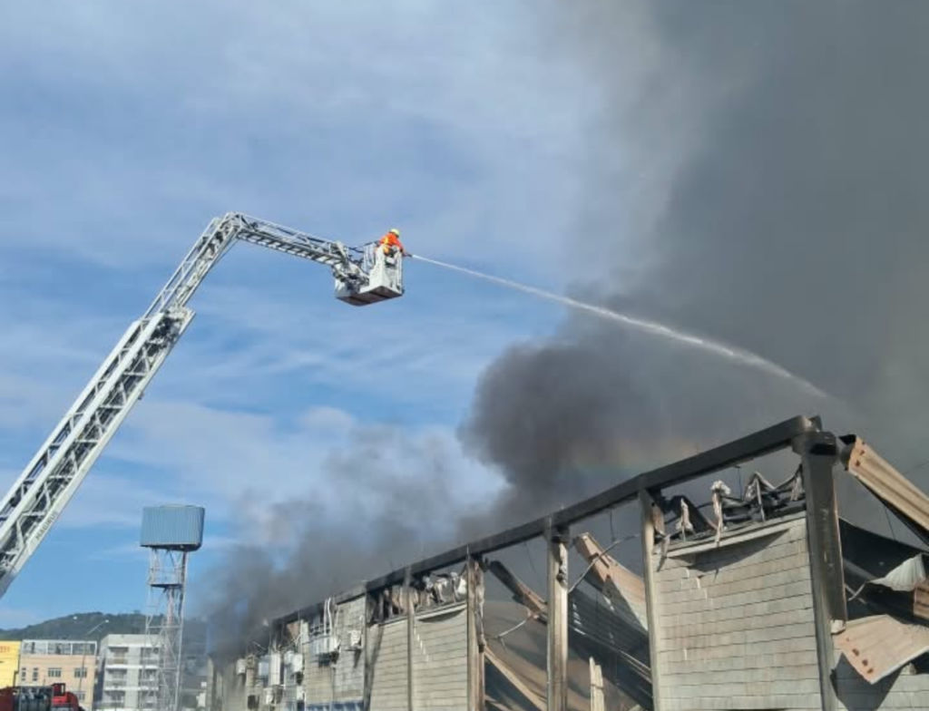 [VÍDEO] Força-tarefa atua para controlar incêndio de grandes proporções em São José - Foto: Divulgação/CBMSC