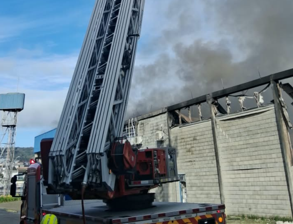 [VÍDEO] Incêndio de grandes proporções mobiliza mais de 40 bombeiros em São José - Foto: Divulgação/CBMSC