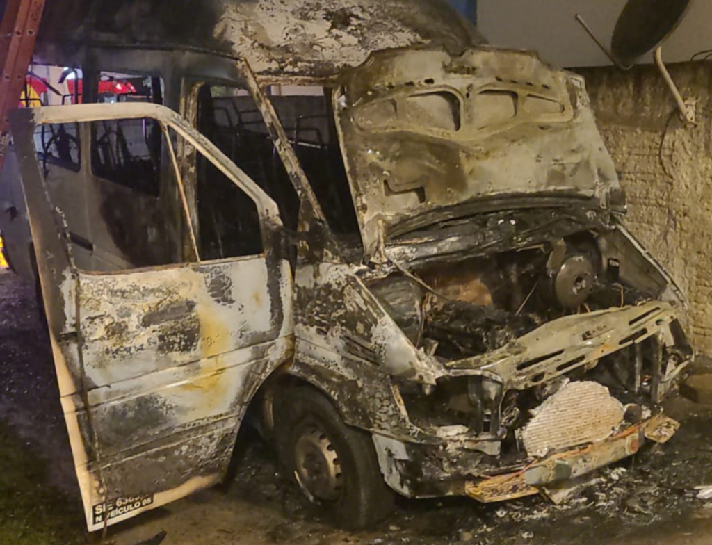Van pega fogo em Içara e chamas ameaçam atingir residência - Foto: Divulgação/CBMSC