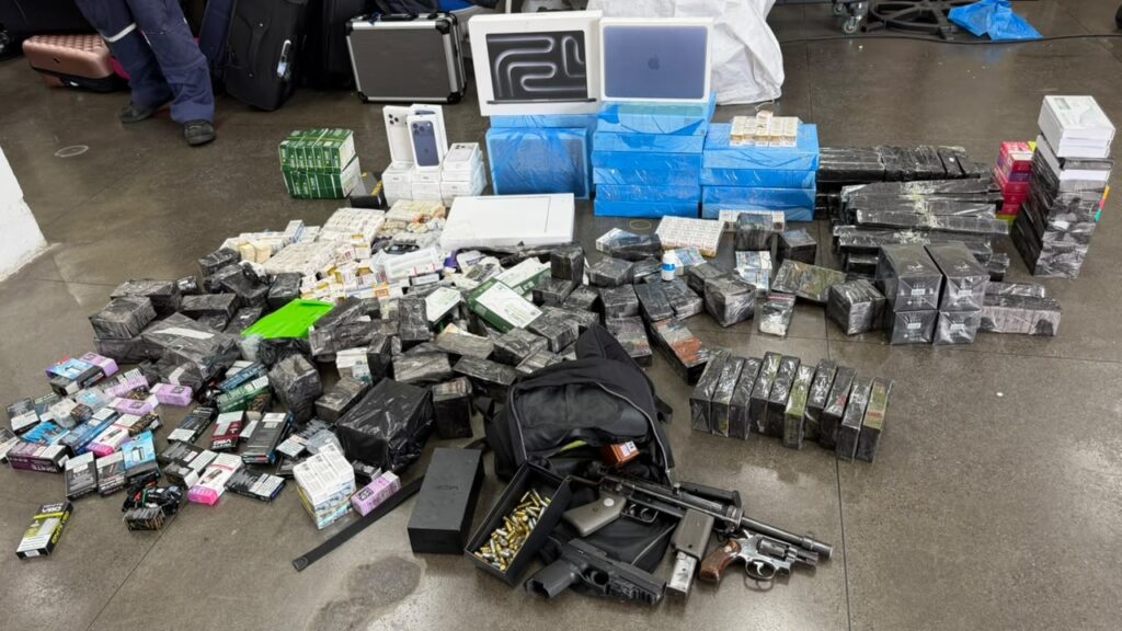 Armas de fogo, droga e eletrônicos são apreendidos em ônibus de turismo em SC. _ Foto: Divulgação/RFB