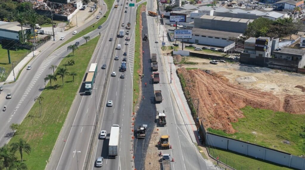 Pavimentação da nova alça da BR-101 ocorre na noite desta quinta-feira em BC. - Foto: Divulgação/PMBC