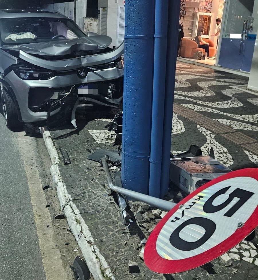 Veículo colide em poste em avenida de Balneário Camboriú. - Foto: Divulgação/SPBC