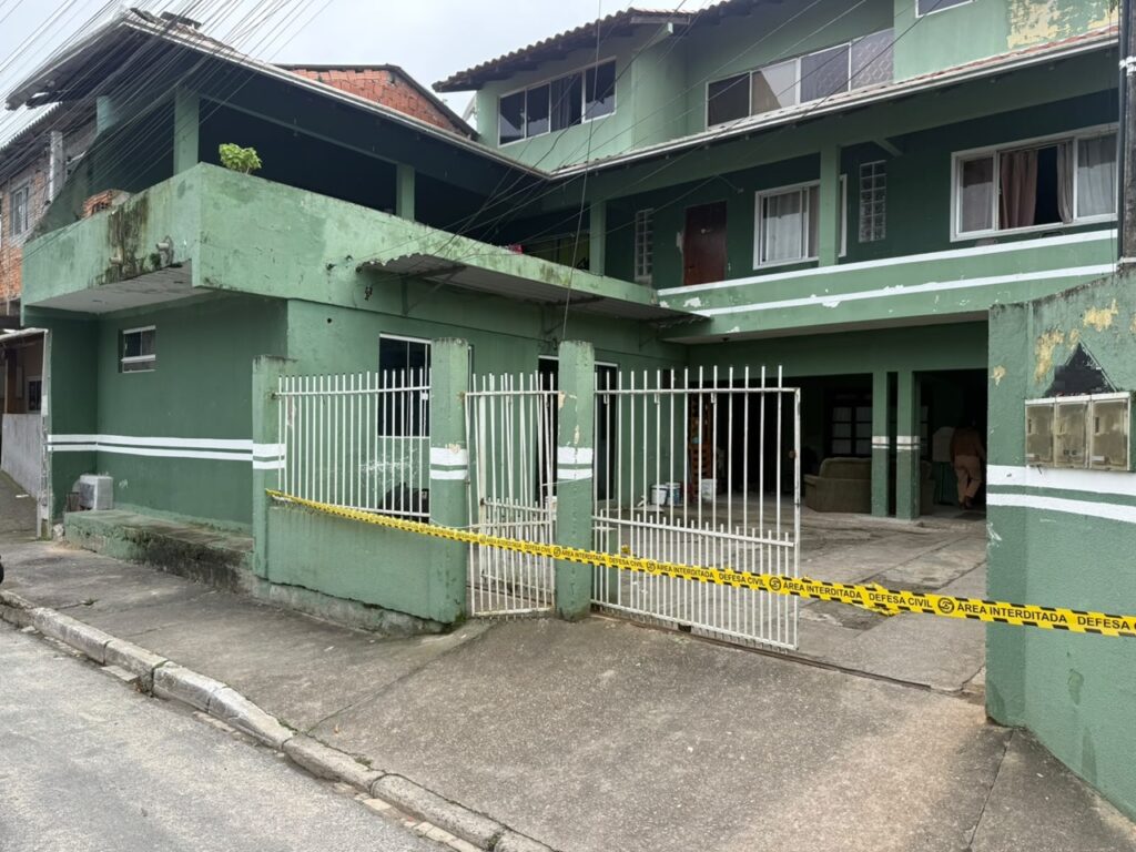 Colapso parcial provoca interdição de residência e 30 moradores são encaminhados para abrigo em Balneário Camboriú. - Foto: Divulgação/PMBC