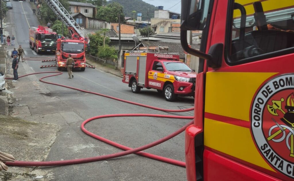 Homem é preso por suspeita de incêndio criminoso em residência de Camboriú. - Foto: Divulgação/CBMSC