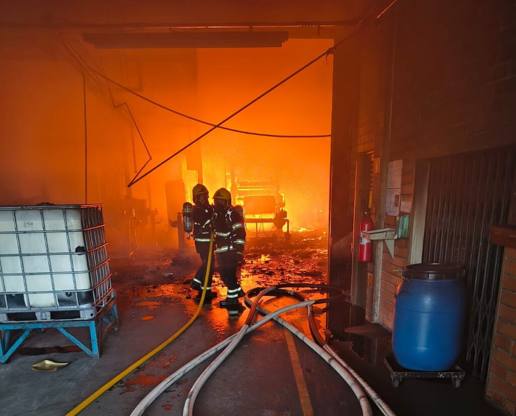 Galpão industrial de empresa de fitas adesivas é atingido por incêndio em Blumenau. - Foto: Divulgação/CBMSC